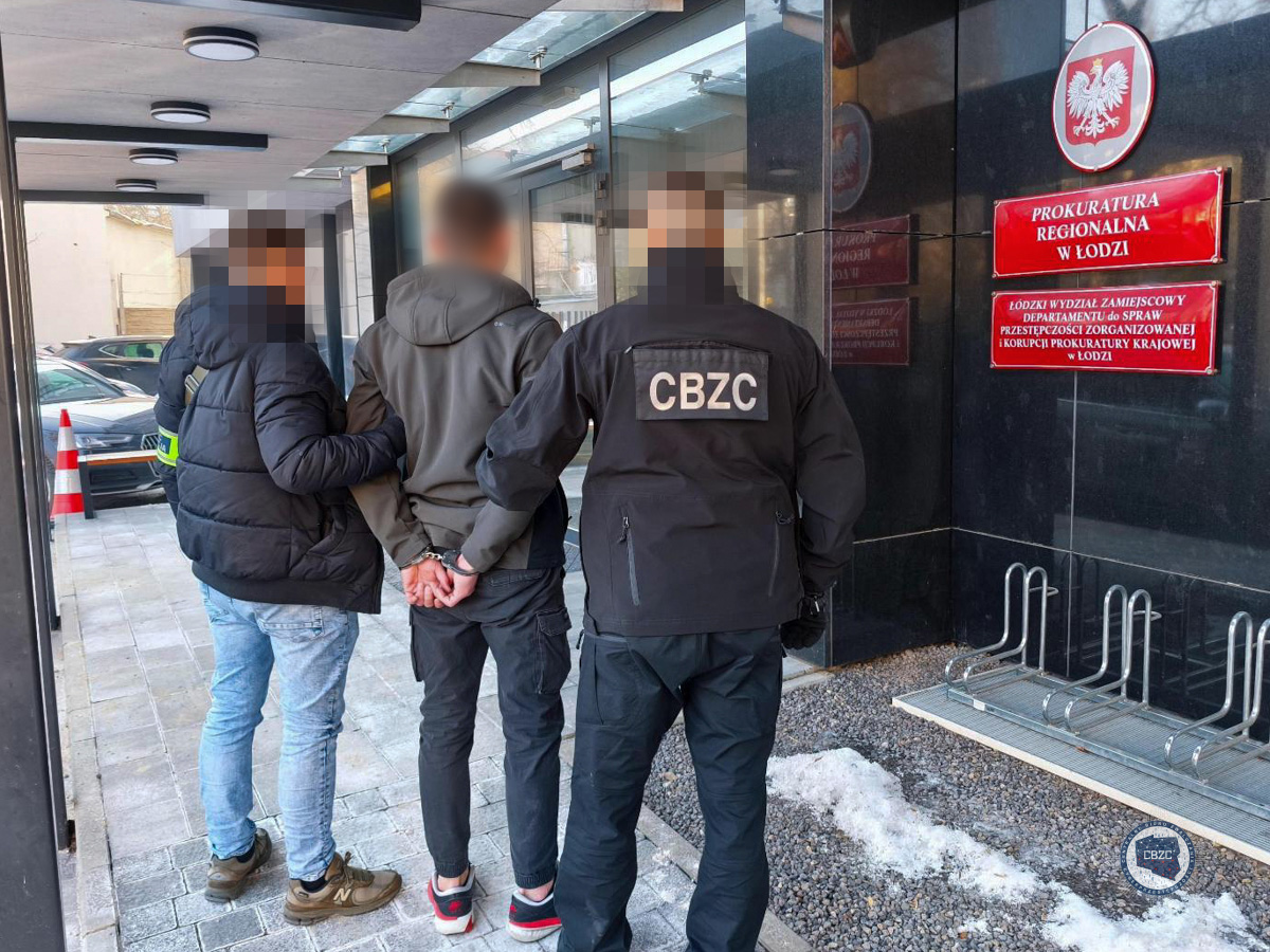Oszustwo „na pracownika banku”. Kolejne zatrzymania, milionowe straty i kryptowaluty w tle